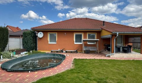 Predám pekný rodinný dom s garážou v obci Bánov