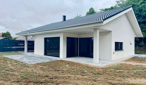 SKOLAUDOVANÝ Moderný rodinný dom obklopený prírodou v obci Hrádok 