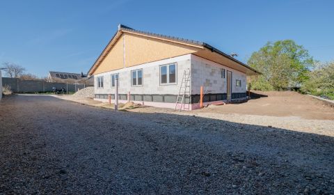 Moderný 4-izbový rodinný dom s terasou a záhradou