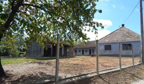 Na predaj vidiecky dom na pozemku 2104 m2 v Martovciach.