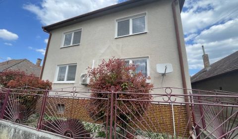 Priestranný rodinný dom s veľkým potenciálom len 5 km od Nových Zámkov