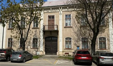 NA PREDAJ: HISTORICKÁ BUDOVA S POZEMKOM v srdci Komárna