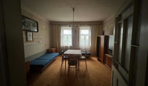 PREDAJ - Rodinný dom na rekonštrukciu s veľkým pozemkom – Kuraľany