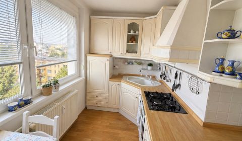 3-izb. byt (89m2) dva balkóny, pokojné centrum mesta – Senica