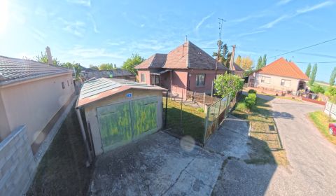 Dobré Reality ponúkajú rodinný dom s hospodárskymi budovami 