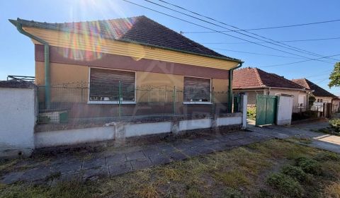 Dom s potenciálom na pokojné bývanie aj víkendovú chalupu – Dvory nad 