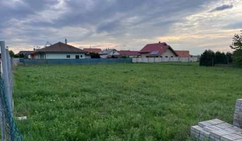 Dva Pozemky, Malé Košariská, Dun.Lužná 653 m2 a 724 m2 pri jazere