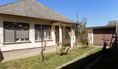 Na predaj tehlový dom v Strekove pri žel.stanici .