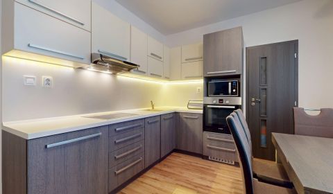 PREDAJ 3 izbový, zrekonštruovaný a zariadený byt na VII.sídlisku
