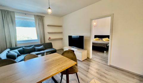 PRENÁJOM Trojizbový byt, 2 garážové miesta, Žilina - Vlčince 