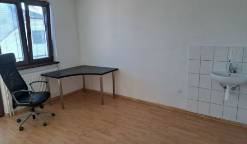 Prenájom priestorov schválených na služby 18m2, Hodžova Piešťany