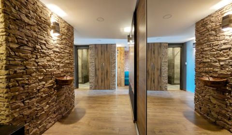 NADŠTANDARDNE PREROBENÝ BYT, 64M2, ŽIAR NAD HRONOM