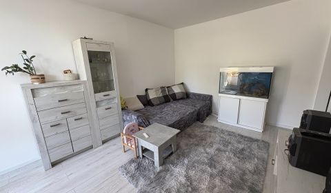 REZERVOVANÉ : 3i-byt s lodžiou, kumbálom a pivnicou v Karlovej Vsi