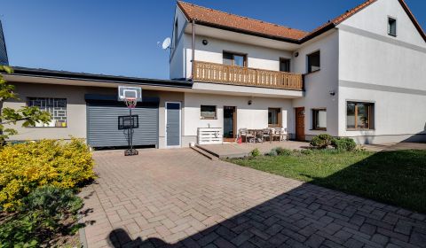 Priestranný 6-izbový rodinný dom s dvojgarážou a terasou – Pama