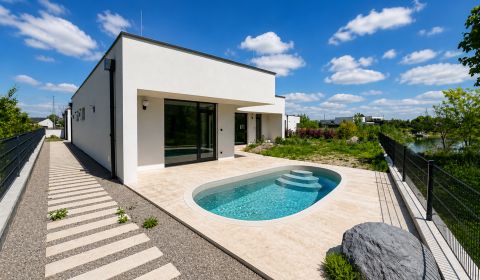 PREDAJ – Rodinný dom s bazénom pri golfe a jazere, Hrubá Borša