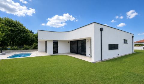 PREDAJ – Rodinný dom s bazénom pri golfe a jazere, Hrubá Borša