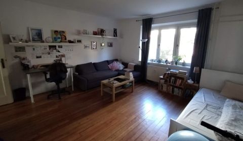 Na predaj 1.izbový byt v širšom centre mesta pri trhovisku.