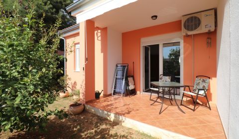 Chorvátsko, Vodice - zariadený bungalov, výhľad na more