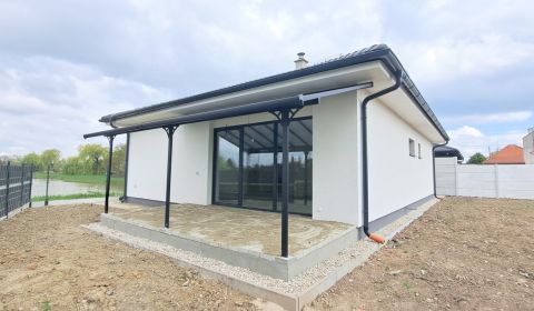 Novostavba pri jazere - 4 izbový rodinný dom v štandarde v obci Selice