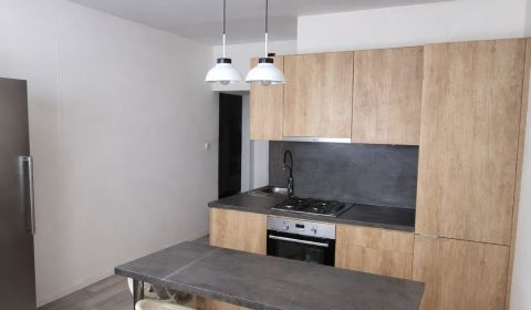 PREDANÉ: 2 izbový krásny byt + so šatníkom+ balkón, KOMÁRNO
