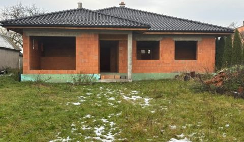 NOVOSTAVBA  - Rozostavaný bungalov v obci Dúbravka