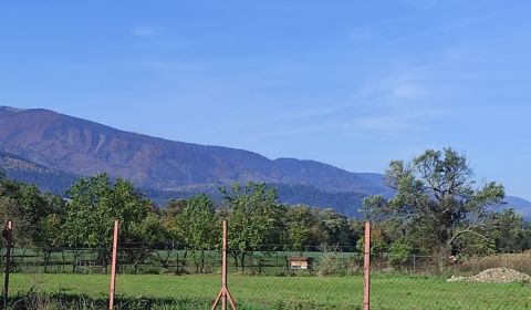 PRÍBOVCE - Stavebný pozemok v novej zástavbe 733m2 všetky siete,optika