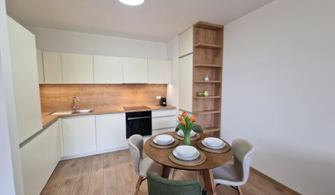 Exkluzívne 2 izbový byt POPRAD Karpatská, s garaž. st., balkón, 58 m2