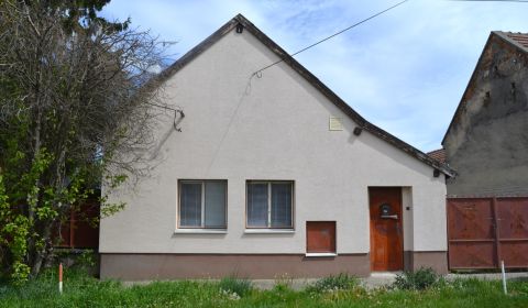 Domček na chalupárčenie s veľkým pozemkom s termál kúpaliskom v obci!