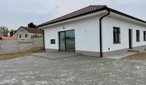 * novostavba moderného 4i domu, Vlčany, centrum