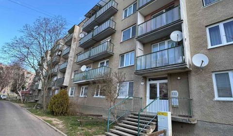 Na prenájom zrekonštruovaný 1-izbový byt s balkónom v Šahách