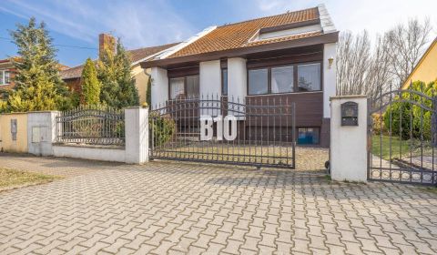 NADČASOVÝ 5-IZBOVÝ RODINNÝ DOM PRI HRÁDZI – HAMULIAKOVO