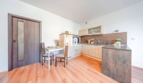 REZERVOVANÉ I ŠTARTOVACÍ 2-IZBOVÝ BYT S KLIMATIZÁCIOU,  BALKÓNOM, PARK