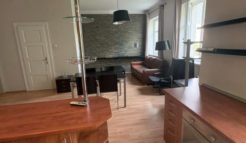 Prenájom: 2i-byt v centre mesta v tichej ul. na Dobrovského s balkónom