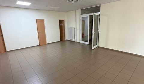 Ponúkame na prenájom priestrannú kanceláriu vPrievidzi