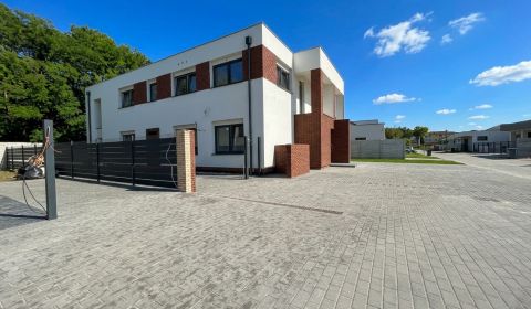 3 izbový byt na PRÍZEMÍ so záhradou v obci Tomášikovo + 2x parkovanie 