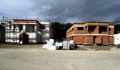 3 izbový byt na POSCHODÍ v obci Tomášikovo + 2x parkovanie