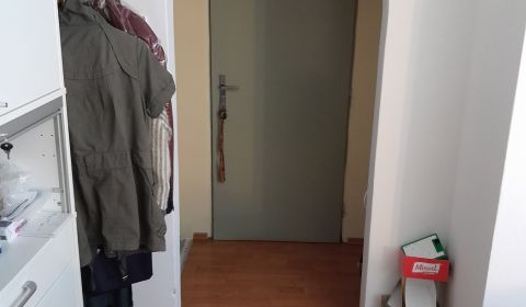 Prenájom kancelárie 12 m2 pri POLUS-e na Pluhovej ul.