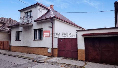 Priestranný rodinný dom so záhradou a garážou, Piešťany