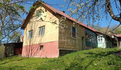 KÚSOK RAJA NA KYSUCIACH: Dve autentické chalupy na Zákopčí