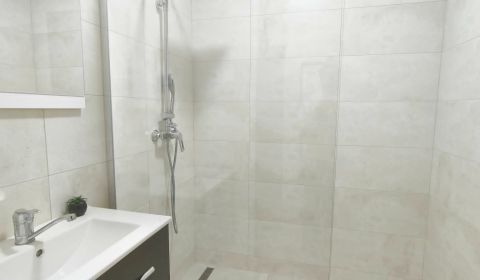 Priestranný , svetlý 3 izbový byt po rekonštrukcii s 3 balkónmi .