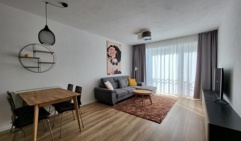 Nový priestranný 3iz. byt s klimatizáciou, balkónom a parkovaním.