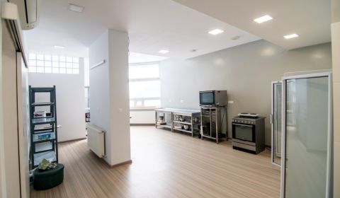 Multifunkčný 100m2 priestor s kompletným vybavením – Na hlinách, TT