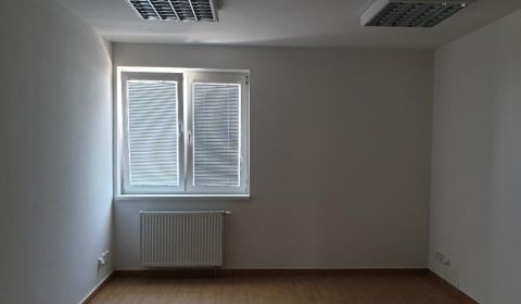 Kancelária 22m2 v menšej administratívnej budove v areáli pri Bozine.