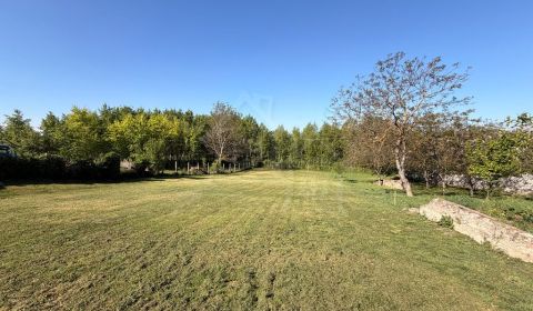 Pokojné miesto pre dom, víkendový únik aj investíciu – veľký pozemok v