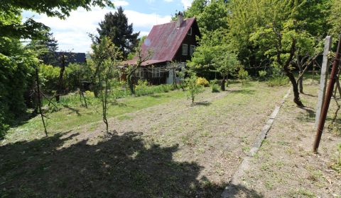 Slnečný pozemok s chatou-Modra Harmónia