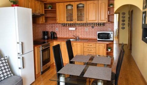 NA PREDAJ: 3-izbový byt Žarec – 71,53 m², 2 balkóny, špajza