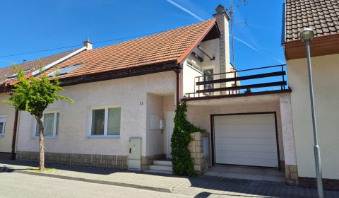 Šikovný 5-izbový dom, balkón, terasa, loggia, garáž, záhradka