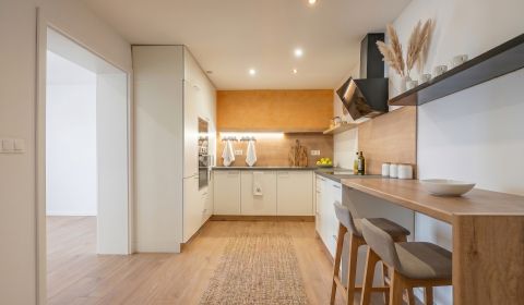 ZREKONŠTRUOVANÝ – 4i DOM S GARÁŽOU – Piešťany, Orviský kút