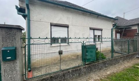 Domček so slnečnou verandou len pár krokov od Váhu v obci Neded – ideá