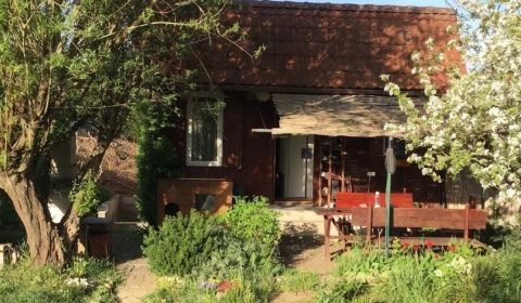 Hľadáte únik z mesta, ponúkame na predaj slnečný pozemok s chatkou